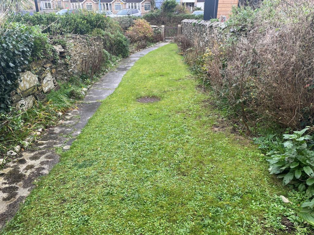 Lot: 78 - CHARACTER COTTAGE FOR IMPROVEMENT IN POPULAR COASTAL VILLAGE - Predominantly lawned front garden with hardstanding footpath